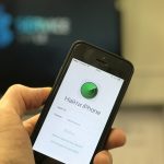 Фотография руки с айфоном на экране которого открыта функция: Найти iPhone